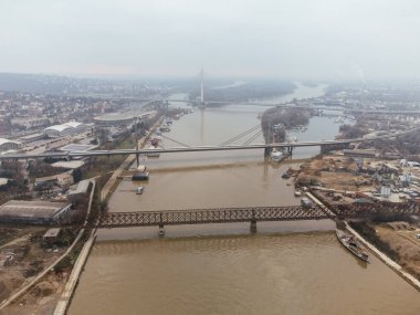 Belgrad, Sırbistan ve Avrupa 'daki bir karayolu kavşağının insansız hava aracı görüntüsü