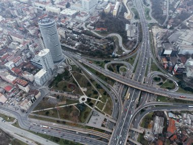 Belgrad, Sırbistan ve Avrupa 'daki bir karayolu kavşağının insansız hava aracı görüntüsü