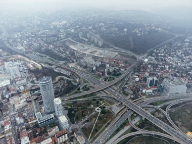 Belgrad, Sırbistan ve Avrupa 'daki bir karayolu kavşağının insansız hava aracı görüntüsü
