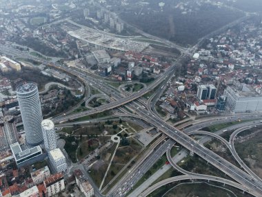 Belgrad, Sırbistan ve Avrupa 'daki bir karayolu kavşağının insansız hava aracı görüntüsü