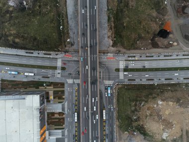 Belgrad, Sırbistan ve Avrupa 'daki bir karayolu kavşağının insansız hava aracı görüntüsü