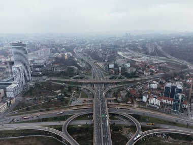 Belgrad, Sırbistan ve Avrupa 'daki bir karayolu kavşağının insansız hava aracı görüntüsü