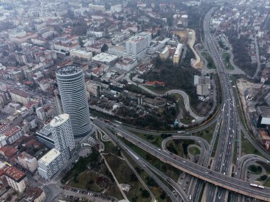 Belgrad, Sırbistan ve Avrupa 'daki bir karayolu kavşağının insansız hava aracı görüntüsü