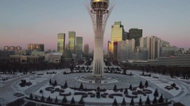Hava aracı görüntüsü Nur-Sultan, Kazakistan Kazakistan şehir merkezi gökdelenler ve Baiterek Kulesi
