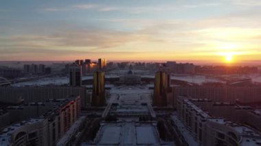 Hava aracı görüntüsü Nur-Sultan, Kazakistan Kazakistan şehir merkezi gökdelenler ve Baiterek Kulesi