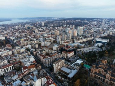 Belgrad 'ın tarihi şehir merkezinde gün batımında St. Mark Kilisesi' nin insansız hava aracı görüntüsü.