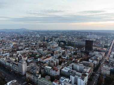 Gün batımında Belgrad 'ın tarihi şehir merkezinin insansız hava aracı görüntüsü