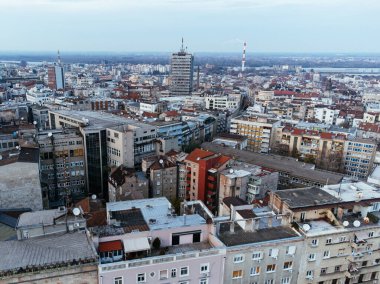 Gün batımında Belgrad 'ın tarihi şehir merkezinin insansız hava aracı görüntüsü