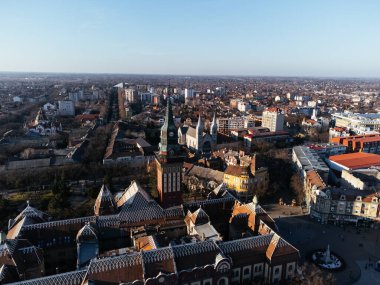 Subotica şehir merkezi ve belediye binasının insansız hava aracı görüntüsü. Avrupa, Sırbistan