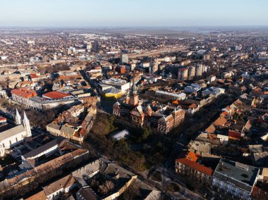 Subotica şehir merkezi ve belediye binasının insansız hava aracı görüntüsü. Avrupa, Sırbistan