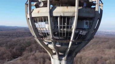 1999 yılında NATO ordusu, Irishki venac, Fruşka kulesi, Novi Sad, Sırbistan ve Avrupa tarafından bombalanan televizyon kulesi yakınındaki İHA uçağı. 4K.