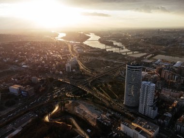 Belgrad, Sırbistan ve Avrupa 'da gün batımında bir kavşağın hava aracı görüntüsü.