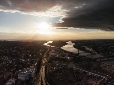 Belgrad, Sırbistan ve Avrupa 'da gün batımında bir kavşağın hava aracı görüntüsü.