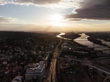 Belgrad, Sırbistan ve Avrupa 'da gün batımında bir kavşağın hava aracı görüntüsü.