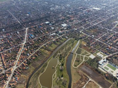 Eski Göl 'ün insansız hava aracı görüntüsü, Staro Jezero: Sırplar, Kikinda kenti, Sırbistan ve Avrupa