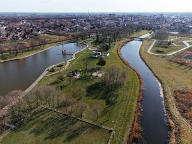 Eski Göl 'ün insansız hava aracı görüntüsü, Staro Jezero: Sırplar, Kikinda kenti, Sırbistan ve Avrupa