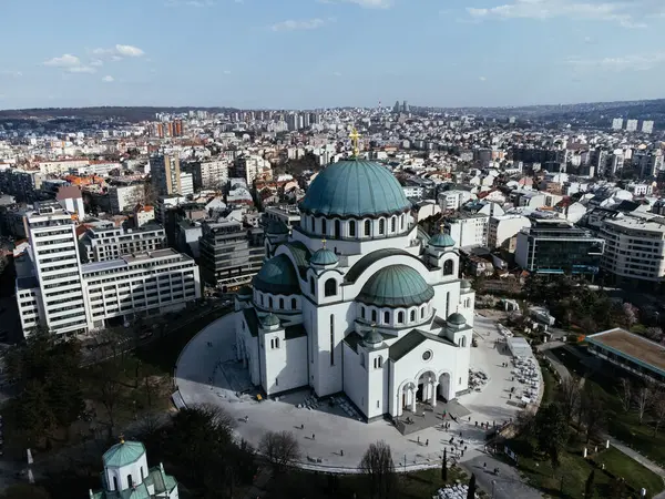 Belgrad kentinde kurulan St. Sava Tapınağı 'nın insansız hava aracı görüntüsü. Dünyanın en büyük ortodoks katedrali. Belgrad, Sırbistan ve Avrupa.