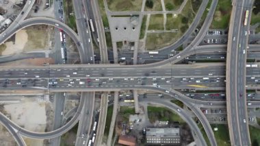 Belgrad, Sırbistan ve Avrupa 'da gün batımında bir kavşağın hava aracı görüntüsü.