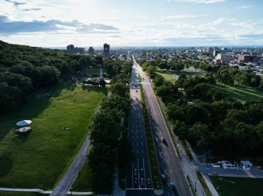 Göl manzaralı ve arka planda gökdelenler var. Mont-Royal Parkı, Montreal, Kanada