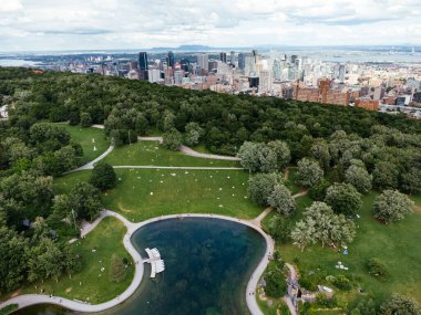 Göl manzaralı ve arka planda gökdelenler var. Mont-Royal Parkı, Montreal, Kanada