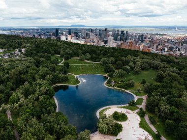 Göl manzaralı ve arka planda gökdelenler var. Mont-Royal Parkı, Montreal, Kanada