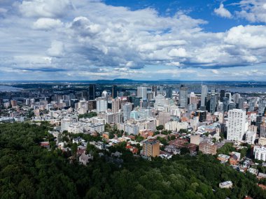 Montreal şehir merkezindeki gökdelenlerin insansız hava aracı görüntüsü. Mont-Royal Parkı, Montreal, Kanada