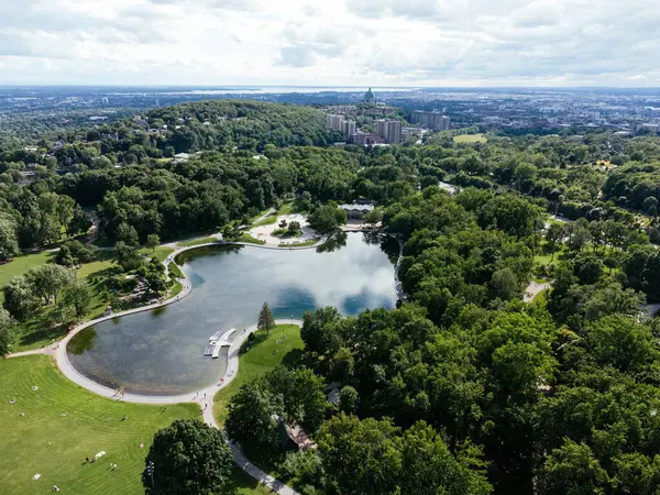 Göl manzaralı ve arka planda gökdelenler var. Mont-Royal Parkı, Montreal, Kanada