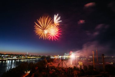 27 Haziran 2024 'te Uluslararası Havai fişek Festivali' nde lunapark yakınlarında. Montreal. Suyun üstünde bayram havai fişekleri