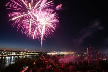 27 Haziran 2024 'te Uluslararası Havai fişek Festivali' nde lunapark yakınlarında. Montreal. Suyun üstünde bayram havai fişekleri