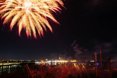 27 Haziran 2024 'te Uluslararası Havai fişek Festivali' nde lunapark yakınlarında. Montreal. Suyun üstünde bayram havai fişekleri