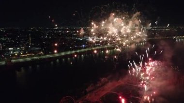 Bayram havai fişekleri üzerinden kara gökyüzü arka planına yansıyan drone uçuşu. Montreal