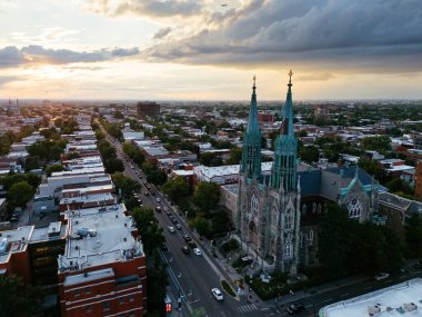 Saint-Edouard Kilisesi 'nin insansız hava aracı görüntüsü Montreal, Quebec, Kanada' da bulunan bir Roma Katolik kilisesidir.