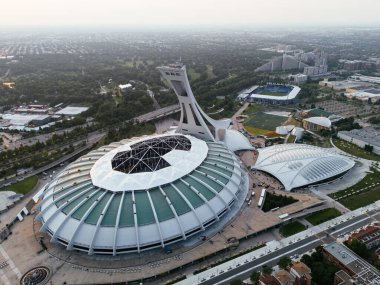 Montreal Olimpiyat Stadyumu 'nun hava aracı görüntüsü ve Montreal, Quebec, Kanada' daki eğimli kule