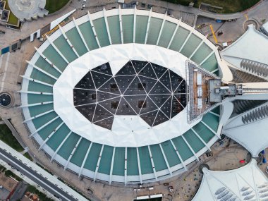Montreal Olimpiyat Stadyumu 'nun hava aracı görüntüsü ve Montreal, Quebec, Kanada' daki eğimli kule