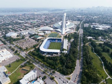 Montreal Olimpiyat Stadyumu 'nun hava aracı görüntüsü ve Montreal, Quebec, Kanada' daki eğimli kule