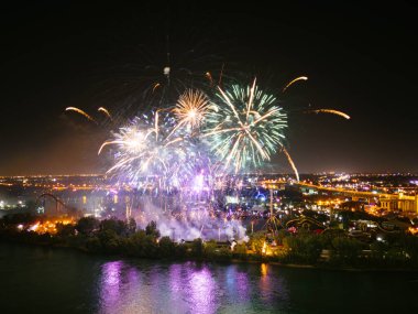 Jacques Cartier Köprüsü 'nün yakınındaki Jean-Drapeau parkında suyun üstünde havai fişek gösterisi. Montreal, Quebec, Kanada