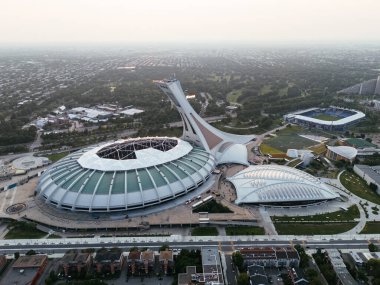 26 Temmuz 2024 Montreal Olimpiyat Stadyumu 'nun insansız hava aracı görüntüsü ve Montreal, Quebec, Kanada' daki eğik kule