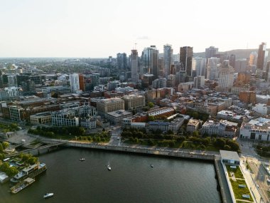 Montreal 'de gün batımında eski limandan görünen şehir gökdelenleri.