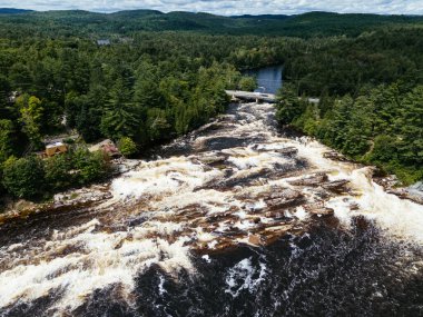Rawdon, Quebec, Kanada 'daki Ouareau Nehri' nde çağlayan ve şelale parkları.