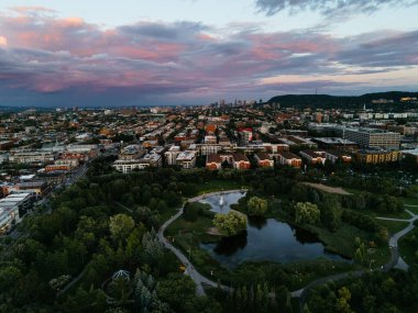 Renkli günbatımının insansız hava aracı görüntüsü ve arka planda şehir merkezinde park ve Royal Mountain. Montreal, Kanada