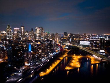Montreal gökyüzü alacakaranlıkta aydınlandı ve suya yansıdı, Quebec, Kanada.