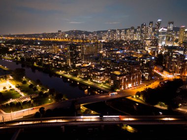 Montreal gökyüzü alacakaranlıkta aydınlandı ve suya yansıdı, Quebec, Kanada.