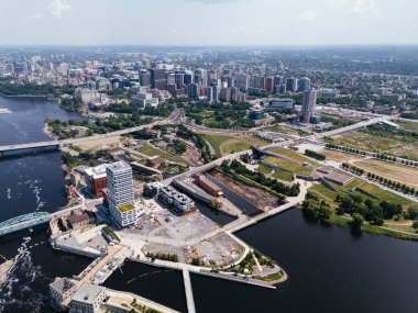 Ottawa-Gatineau metropolitan bölgesindeki hidro barajının havadan görüntüsü.