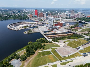 Ottawa-Gatineau metropolitan bölgesindeki hidro barajının havadan görüntüsü.