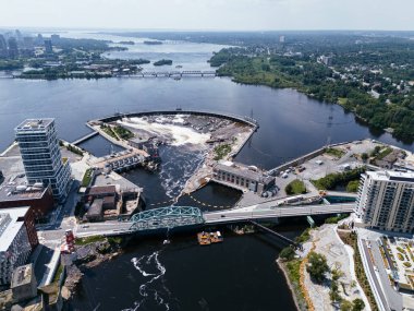 Ottawa-Gatineau metropolitan bölgesindeki hidro barajının havadan görüntüsü.