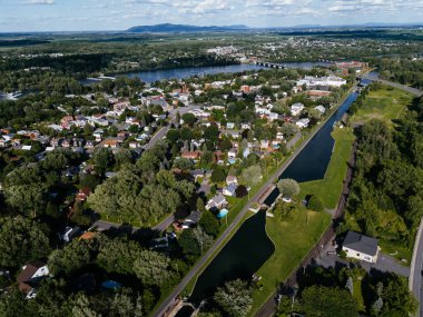 Chambly Kanalı 'nın, kalenin, yat limanının insansız hava aracı görüntüsü