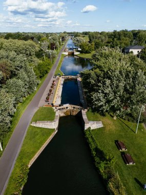 Chambly Kanalı 'nın, kalenin, yat limanının insansız hava aracı görüntüsü