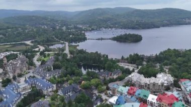 Yaz aylarında dağlardaki kayak merkezinin üstündeki İHA uçuşu. Mont-Tremblant, Quebec, Kanada