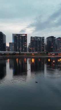Montreal gökyüzü alacakaranlıkta aydınlandı ve suya yansıdı, Quebec, Kanada.