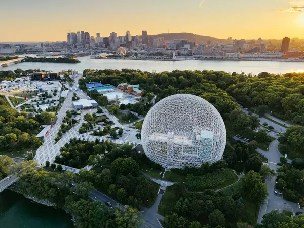 Montreal Biyosfer 'in Montreal, Quebec, Kanada' daki Park Jean-Drapeau 'daki insansız hava aracı görüntüsü